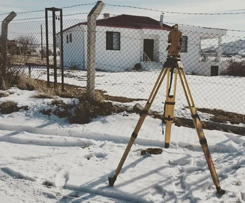 Şahinkaya Köyü çalışmasında karlı zemine kurulu total station ölçüm cihazı