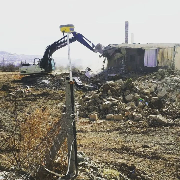 Sürsürü Mahallesi çalışmasında şantiye önündeki GNSS alıcısı ve kontrol cihazı